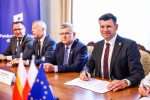 Podpisanie Umowy przez Marszałka Łukasza Smółkę.