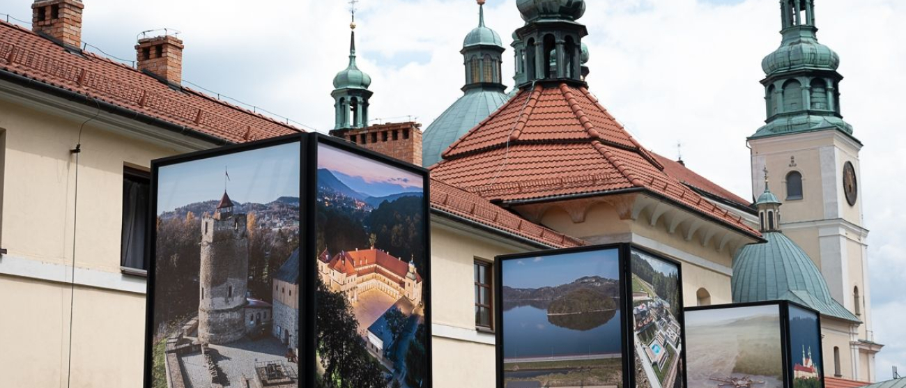 Wystawa na tle klasztoru w Kalwarii Zebrzydowskiej