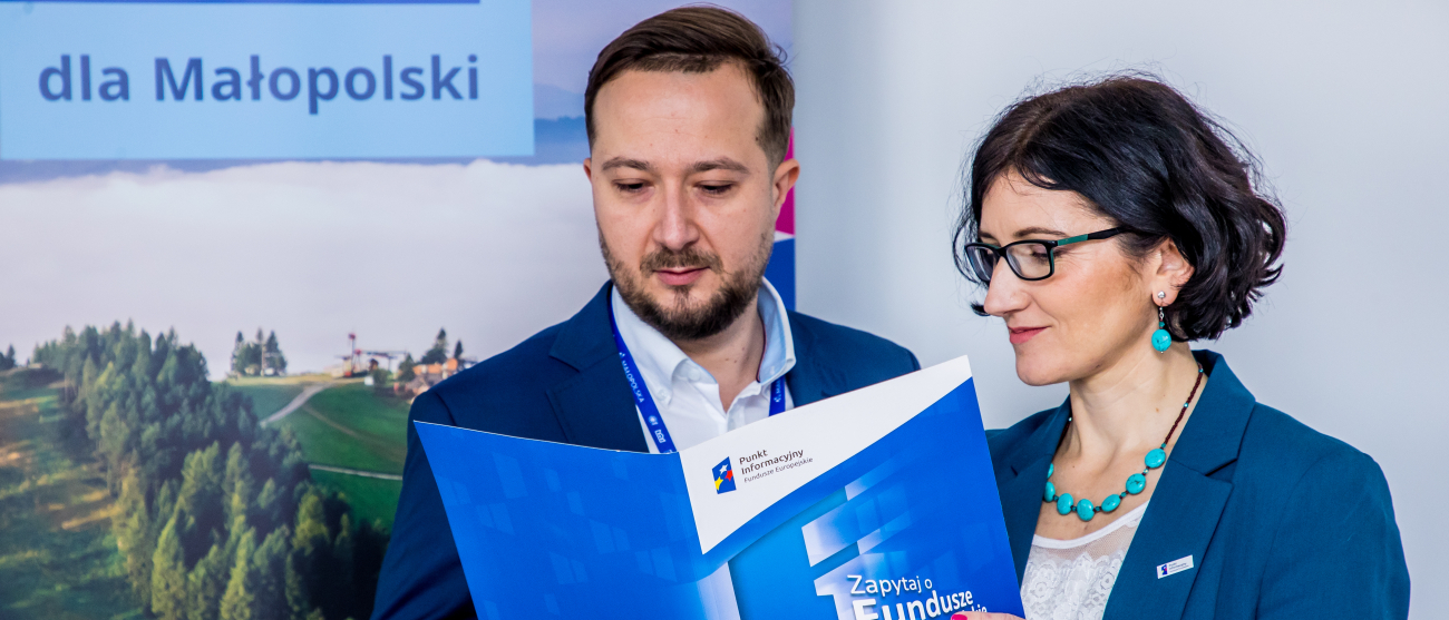 Konsultanci Małopolskiego Punktu Informacyjnego Funduszy Europejskich w Krakowie.