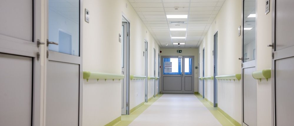 Korytarz szpitalny po remoncie. Czysto, ładnie. 