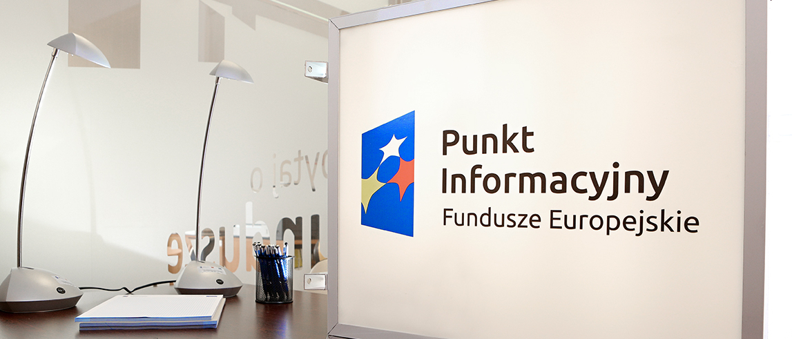 Monitor komputera z napisem Punkt Informacyjny Funduszy Europejskich