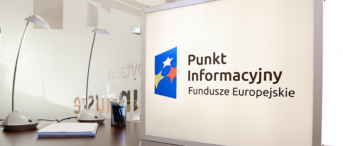 Monitor komputera z napisem Punkt Informacyjny Funduszy Europejskich