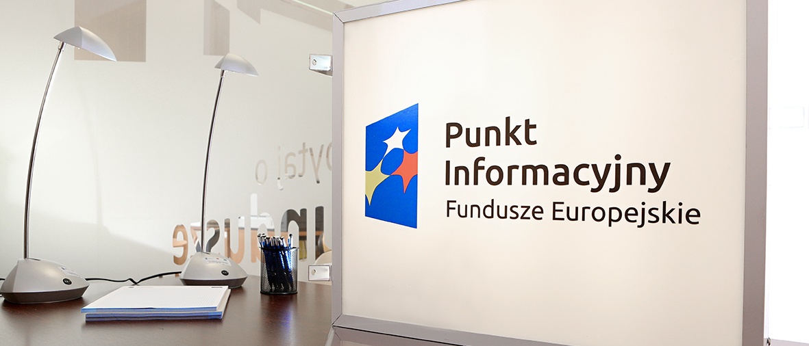 Monitor komputera z napisem Punkt Informacyjny Funduszy Europejskich