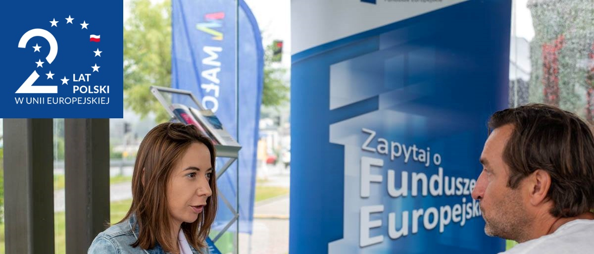 Konsultantka z Funduszy Europejskich udziela porady dotyczącej jak uzyskać dofinansowanie.