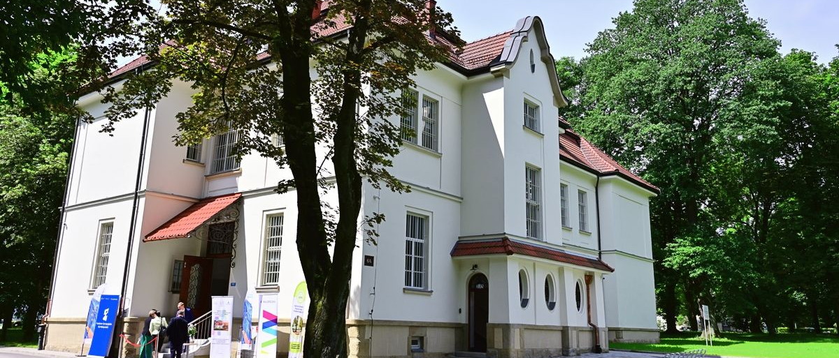Nowy biały budynek na terenie parku.