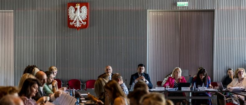 Posiedzenie w sali konferencyjnej.