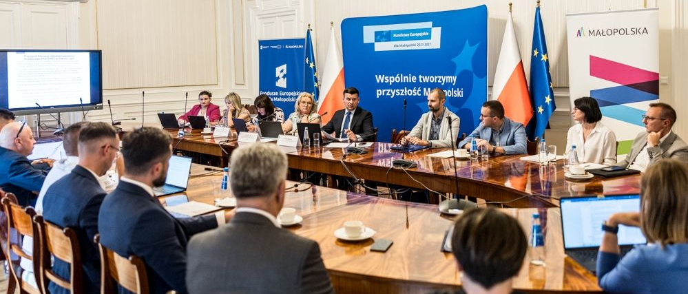 Spotkanie Marszałka Małopolski w sali konferencyjnej. 