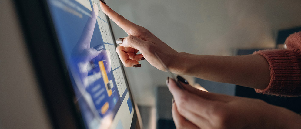 Dłonie kobiety , która korzysta z laptopa.