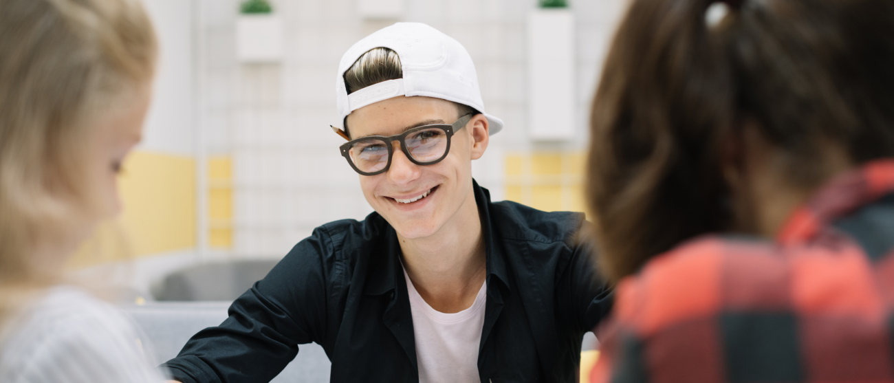 Młody, uśmiechnięty student.