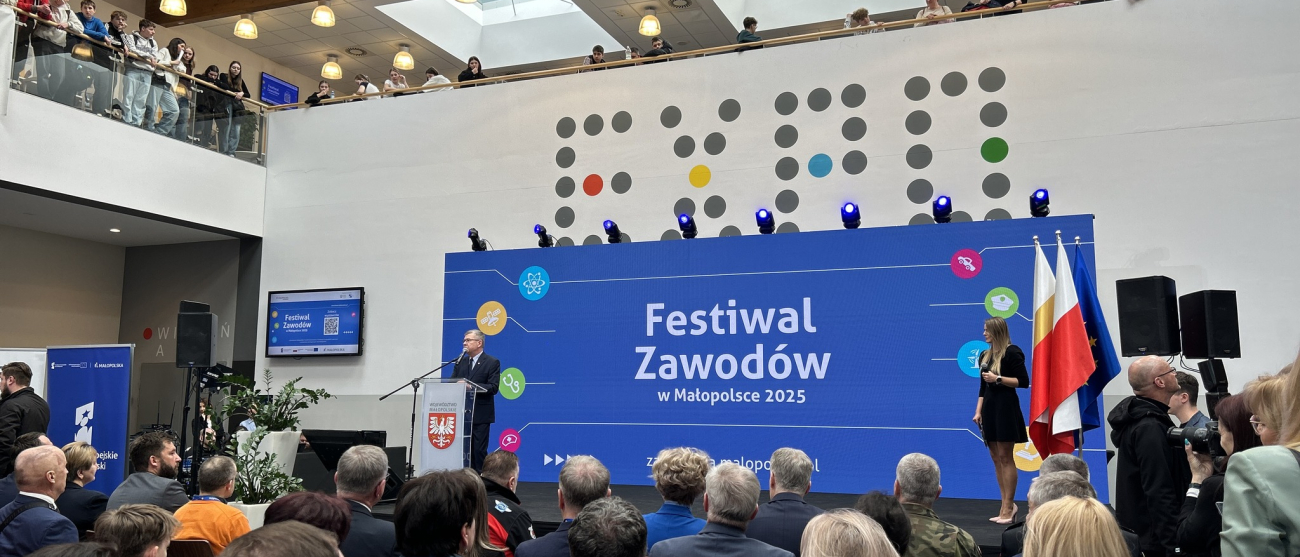 Wicemarszałek Małopolski przemawia ze sceny.