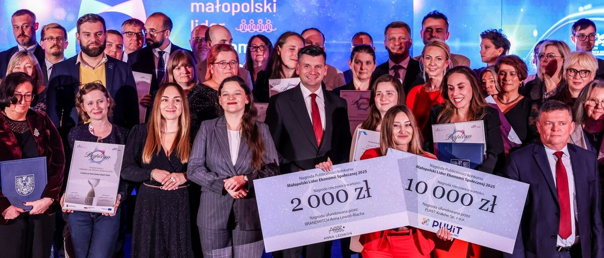 Zdjęcie grupowe uczestników wydarzenia.