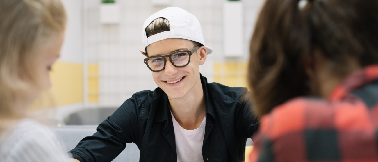 Fot. Freepik Młody, uśmiechnięty student.