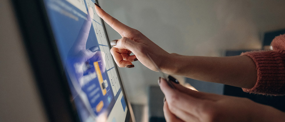 Dłonie kobiety, która korzysta z laptopa