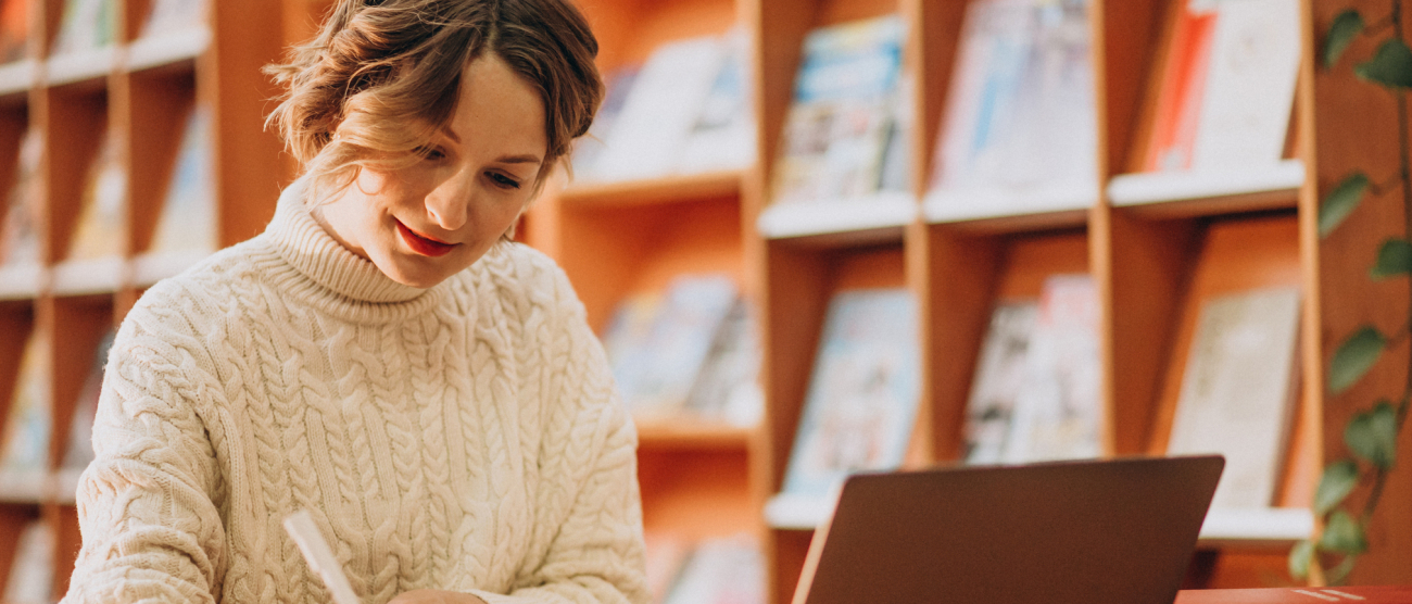 Kobieta pracująca przy laptopie