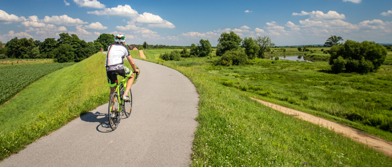 Rowerzysta na trasie rowerowej.