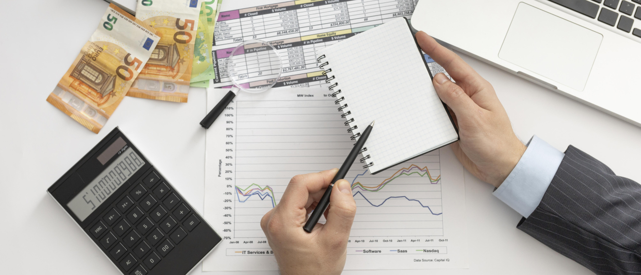 Biznesmen sprawdzający finanse.