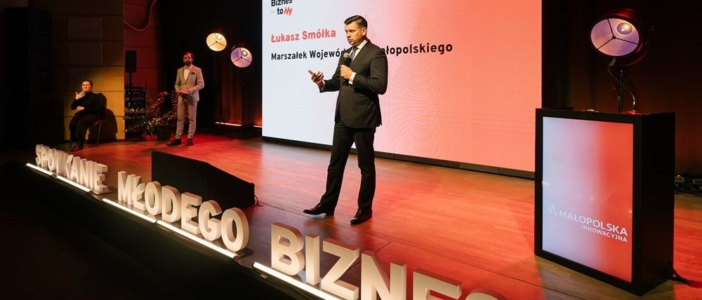 Marszałek Łukasz Smółka przemawia na scenie.