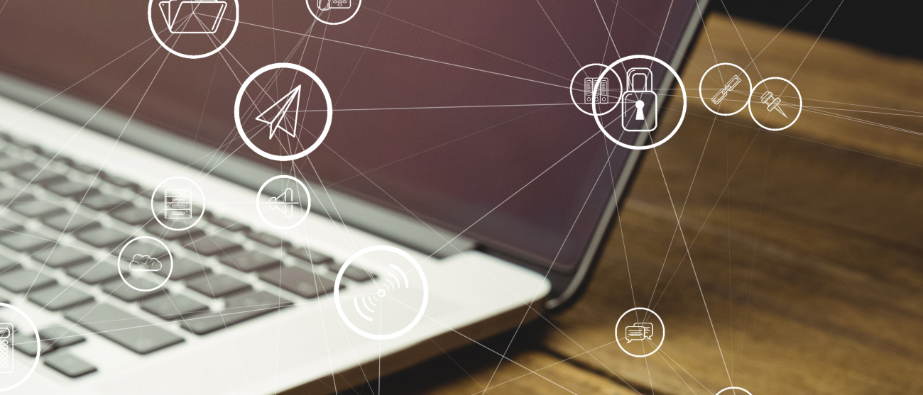 Rozwój urządzeń mobilnych. Zdjęcie z grafiką ikonek z laptopa w trójwymiarze.