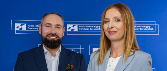 Konsultanci z Punktu Informacyjnego Funduszy Europejskich. Kobieta i mężczyzna.