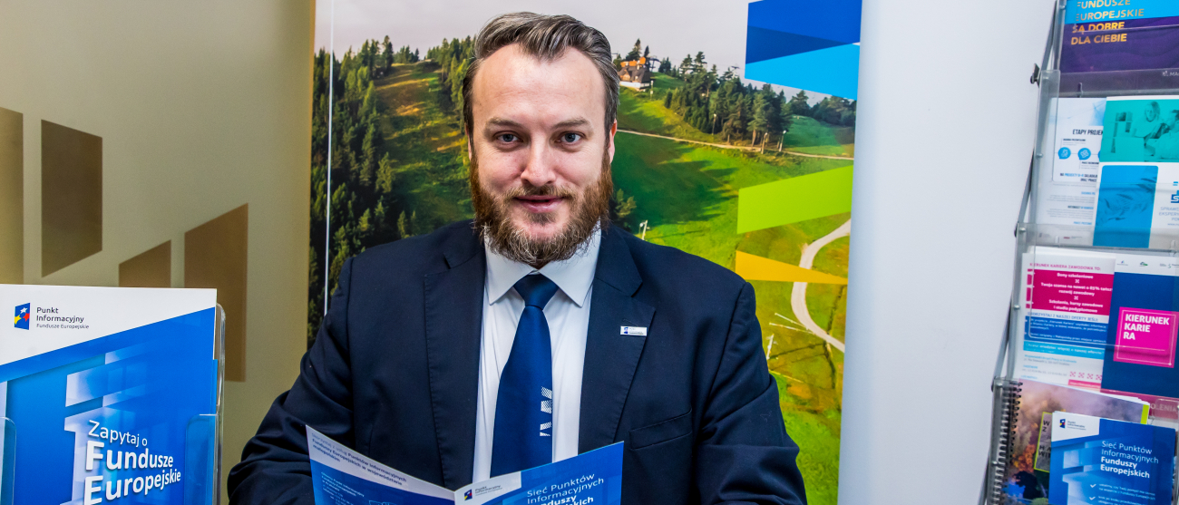Konsultant w Punkcie Informacyjnym Funduszy Europejskich.