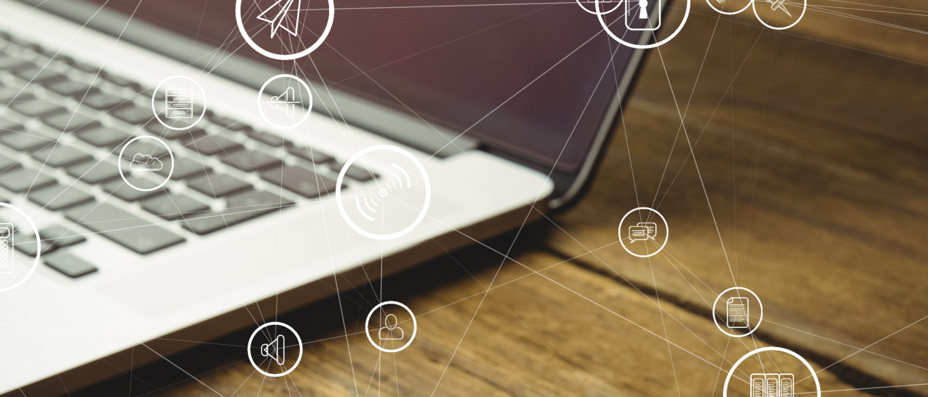 Rozwój urządzeń mobilnych. Zdjęcie z grafiką ikonek z laptopa w trójwymiarze.