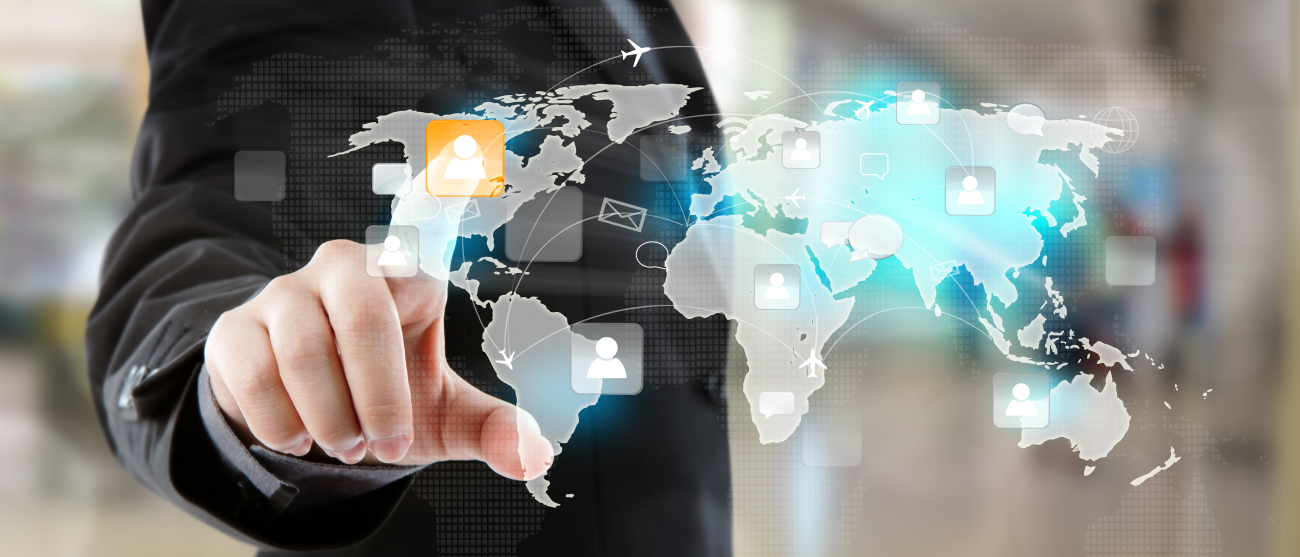 Biznesmen dotykający wirtualnego ekranu.