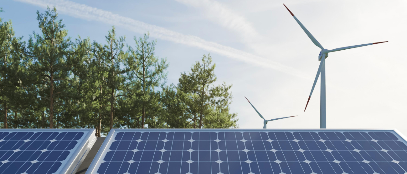 Panele słoneczne, w tle wiatraki.
