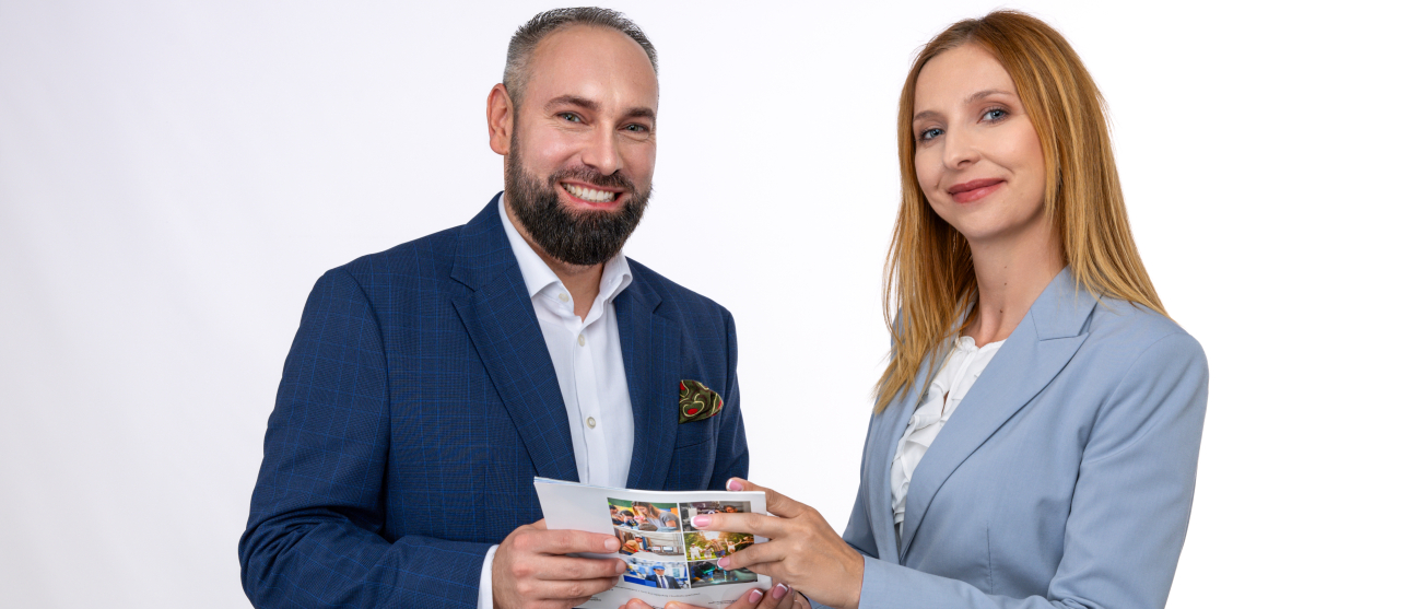 Konsultanci z Punktu Informacyjnego Funduszy Europejskich. Kobieta i mężczyzna.