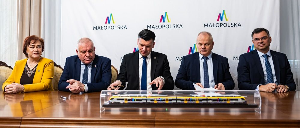 Podpisanie umowy przez Marszałka.