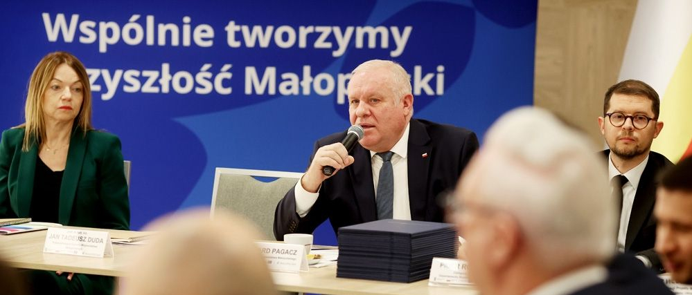 Wicemarszałek Ryszard Pagacz przemawia przy stole.