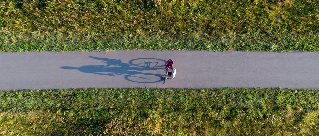 Widok z lotu ptaka na ścieżkę rowerową