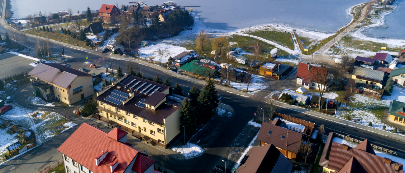 Modernizacja energetyczna budynku poprzez panele słoneczna. Widok z lotu ptaka.