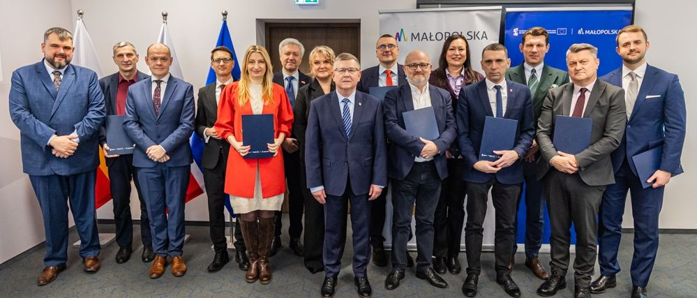 Zdjecie grupowe uczestników wydarzenia.