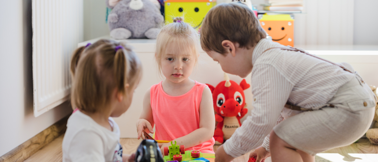 Dzieci bawią się na podłodze w przedszkolu.