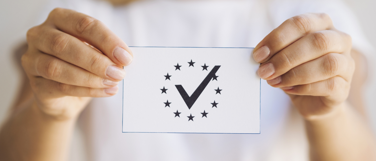 Kobieta trzyma karteczkę z odznaczonym wykonaniem zadania.