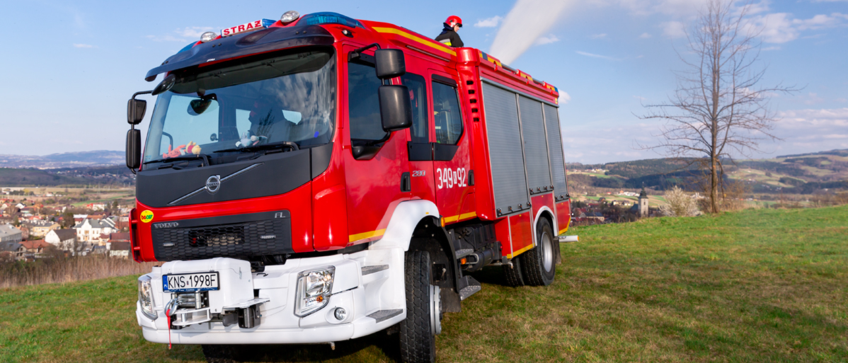 Duży wóz strażacki.