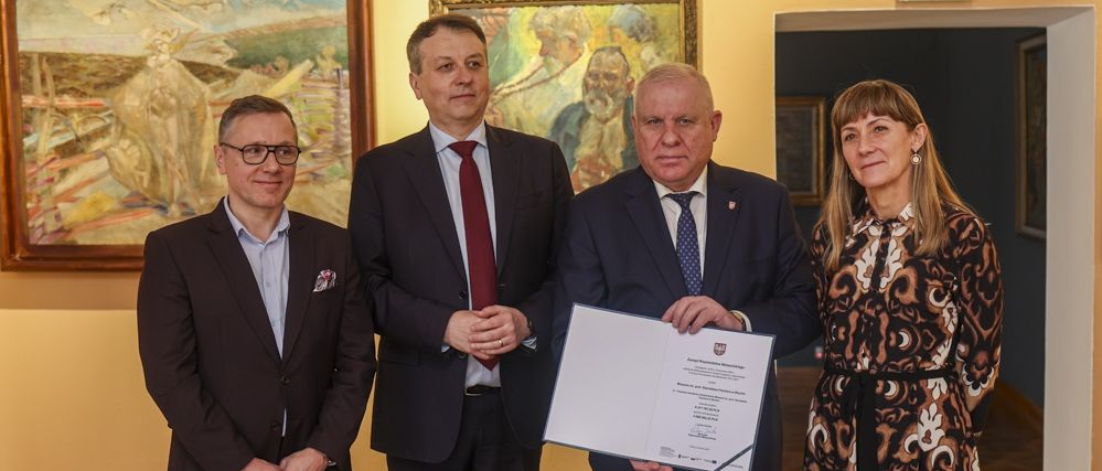 Uczestnicy wydarzenia z promesami.