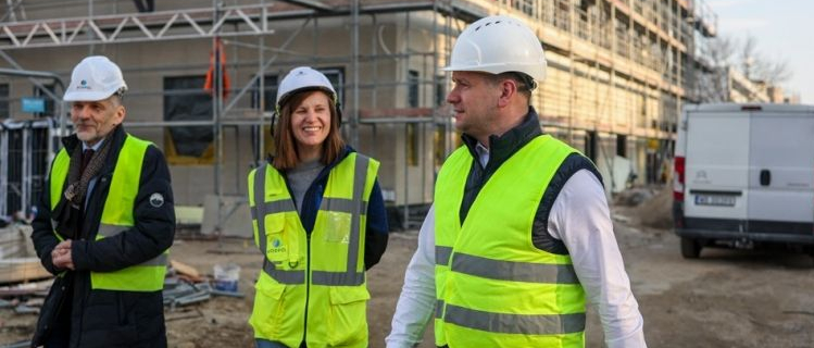 Marszałek na budowie w kamizelce odblaskowej