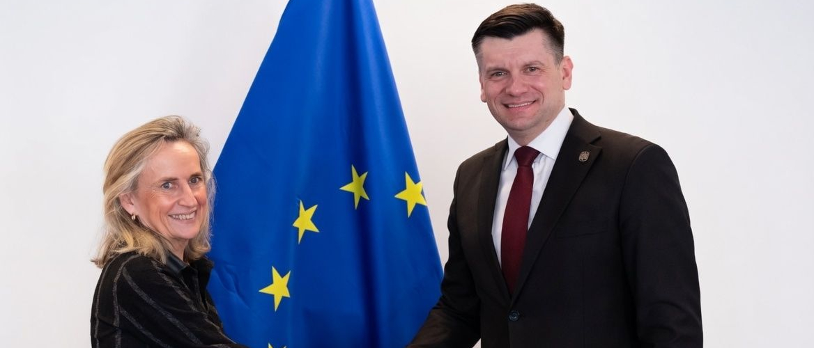 Uścisk dłoni Marszałka Małopolski z kobietą.