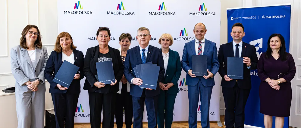 Zdjęcie grupowe uczestników wydarzenia. W śroku Wicemarszałek Witold Kozłowski.