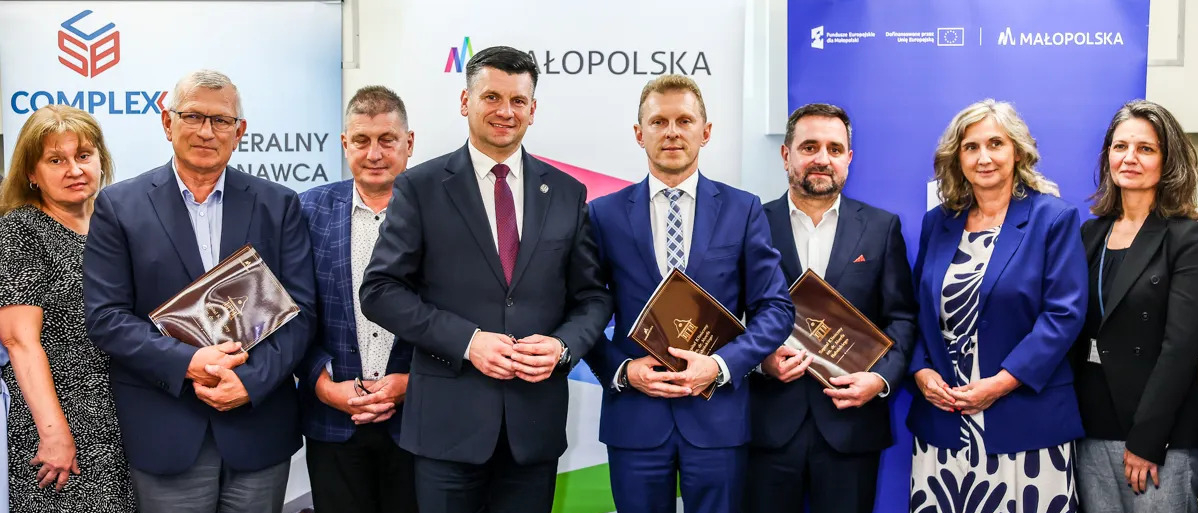 Uczestnicy wydarzenia. Pośrodku Marszałek Łukasz Smółka.