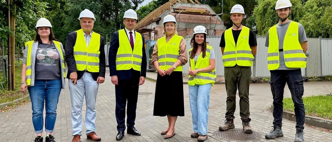 Uczestnicy wydarzenia. POśrodku marszałek Łukasz Smółka.