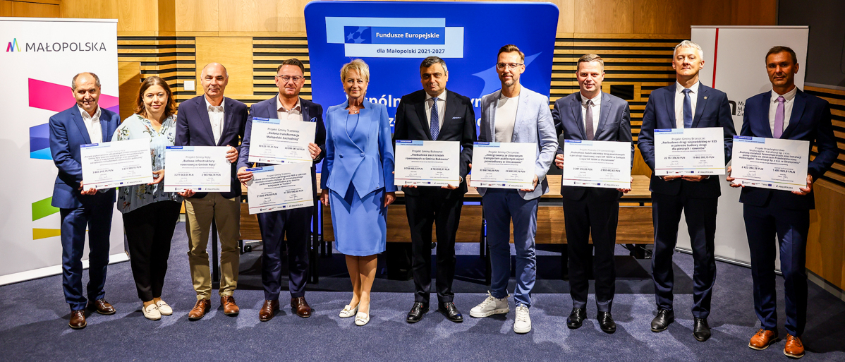 Zdjęcie grupowe uczestników przekazania promes