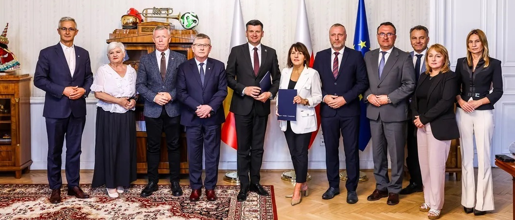 Uczestnicy wydarzenia prezentują podpisane umowy