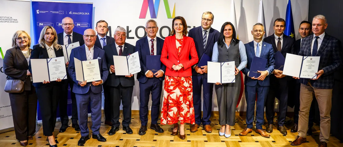 Beneficjenci z promesami. Wśród nich Marta Malec-Lech.
