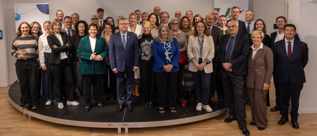 Zdjęcie grupowe uczestników wydarzenia.