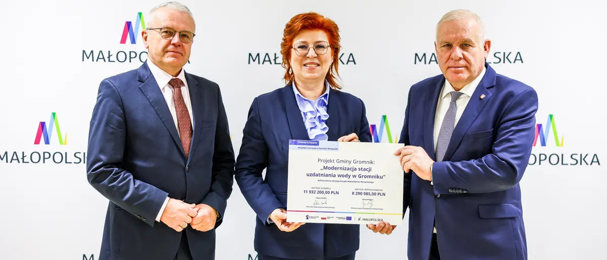 Wręczenie promesy przez Wicemarszałka Ryszard Pagacz.